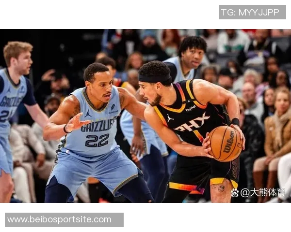 布克第三节状态火热10投6中狂砍16分4篮板4助攻连得12分助力球队反击