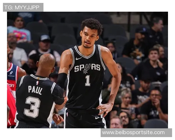 维金斯突破禁区高打板文班亚马展现超凡身高送出精彩钉板大帽